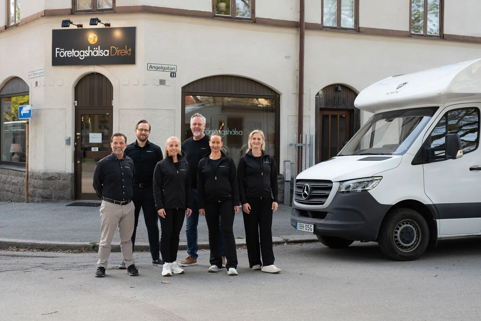 Företagshälsa Direkts mottagning på Angelgatan 11 i Örebro med teamet och den mobila hälsobussen